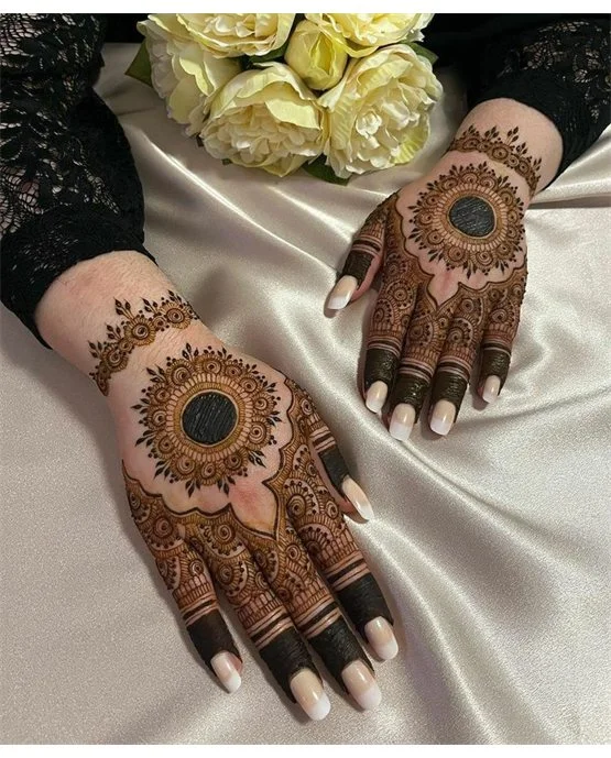 Trendy Jasmine Finish Using Back Hand Mehndi Design
